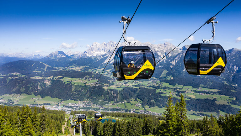 The new 10-seater panorama gondola with views of the Dachstein massif | © Josh Absenger