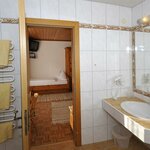 Bild von Dreibettzimmer mit Dusche, WC